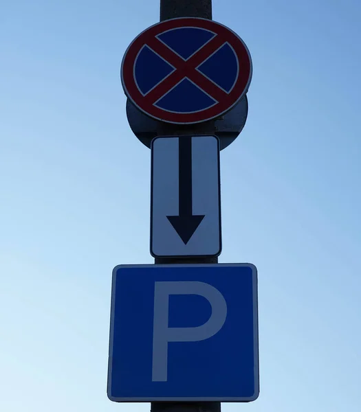 Foto Von Verkehrsschildern Parken Ist Verboten Und Parken Weiter Auf — Stockfoto
