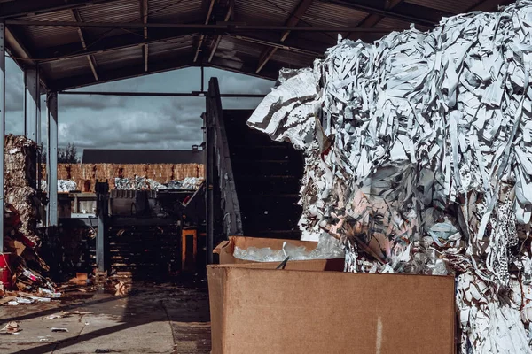 쓰레기장에서 쓰레기와 쓰레기를 — 스톡 사진