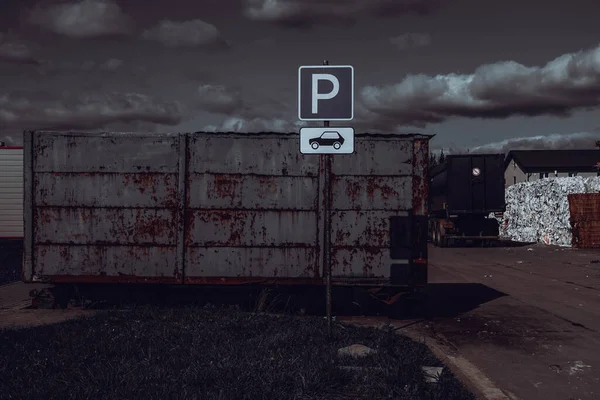 Mörk Bild Tecken Parkering Och Bil Gatan Nära Stor Järnpapperskorgen — Stockfoto