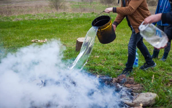 Sokaktaki büyük bir yangını suyla söndüren insanların fotoğrafları..