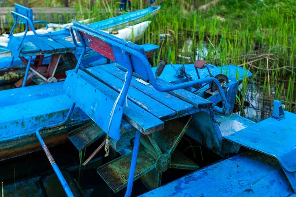 水の上の古い木製の青いカタマランの写真 — ストック写真