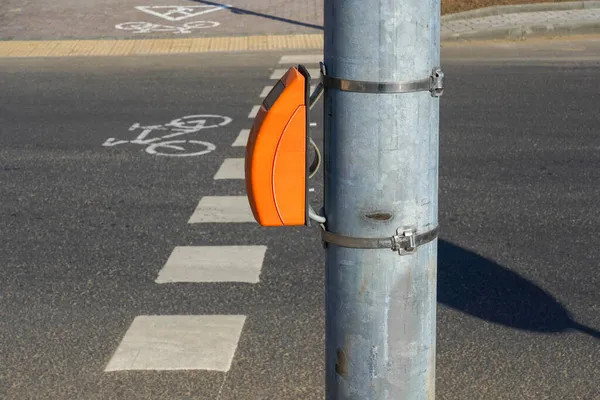 Foto Knapp För Att Slå Ett Trafikljus Grå Stolpe Gatan — Stockfoto