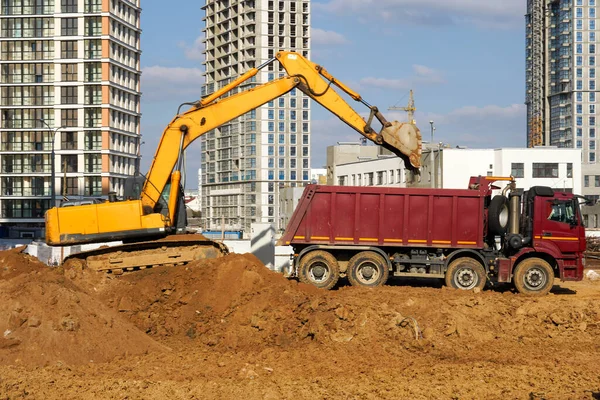 Photo Excavator Truck Construction Site Multi Storey Buildings City — Stock Photo, Image