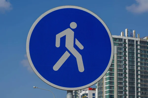 Foto Eines Runden Blauen Schildes Mit Einem Weißen Fußgänger Auf — Stockfoto