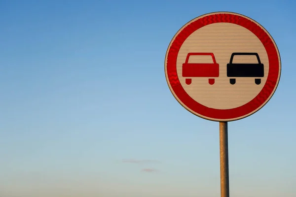 Foto Eines Verkehrsschildes Mit Roten Und Schwarzen Autos Auf Blauem — Stockfoto