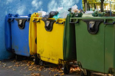 Sarı, mavi ve yeşil çöp tenekelerinin fotoğrafları..