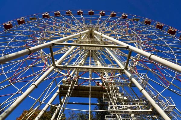 Foto Uma Roda Gigante Parque Cidade Fundo Céu Azul Claro — Fotografia de Stock