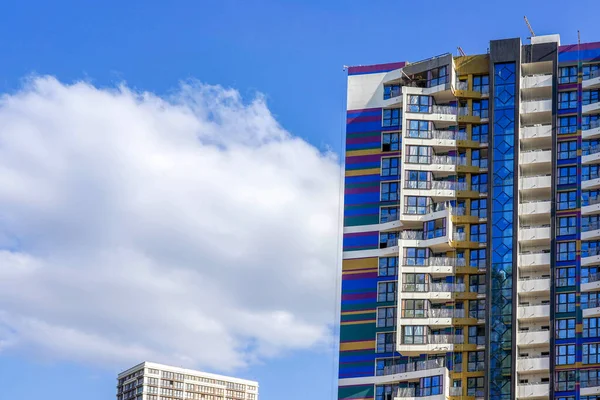 Fotografie Vícepodlažních Budov Barevnými Balkony Proti Modré Obloze Městě — Stock fotografie