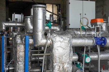 Çok katlı bir binada ısıtma için kullanılan ekipman fotoğrafı.