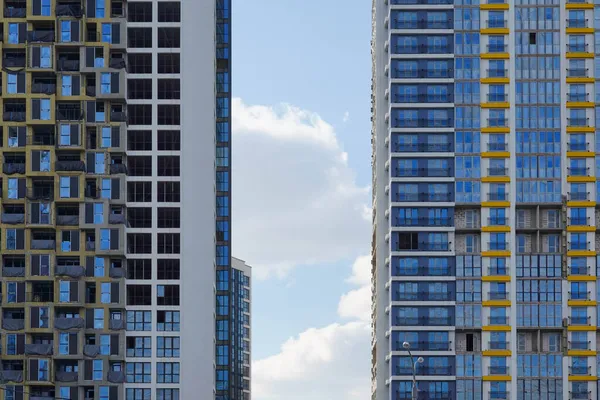 Foto Edifici Più Piani Città Contro Cielo Blu — Foto Stock