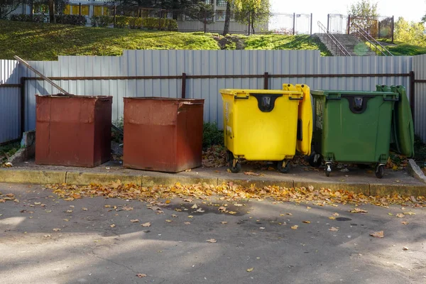 Sarı, kırmızı ve yeşil çöp tenekelerinin fotoğrafı..