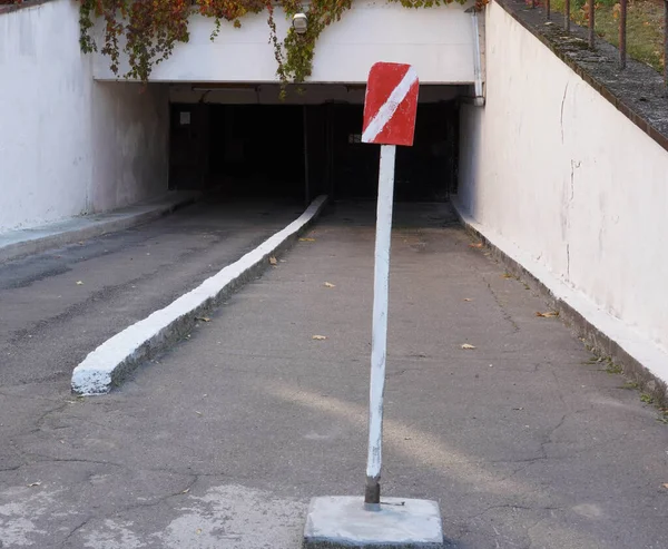 Foto Vermelho Com Uma Faixa Branca Sinal Estrada Retangular Diagonal — Fotografia de Stock