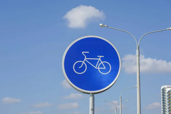 Foto Cartel Redondo Azul Con Una Bicicleta Blanca Calle Ciudad — Foto de Stock