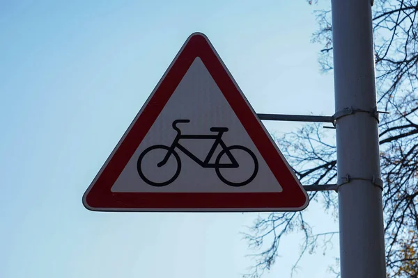 Foto Eines Rot Weißen Dreieckigen Verkehrszeichens Mit Fahrrädern Auf Blauem — Stockfoto