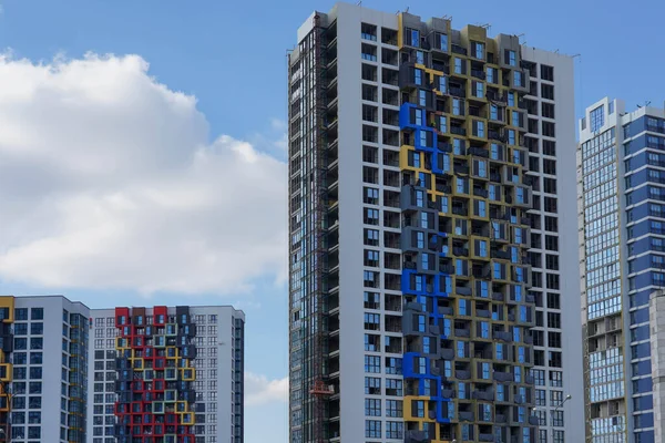 Fotografie Vícepodlažních Budov Barevnými Balkony Proti Modré Obloze Městě — Stock fotografie