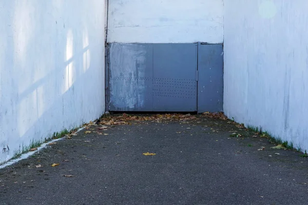 Garaja Açılan Gri Metal Kapıların Sokaktaki Beyaz Duvarların Fotoğrafı — Stok fotoğraf