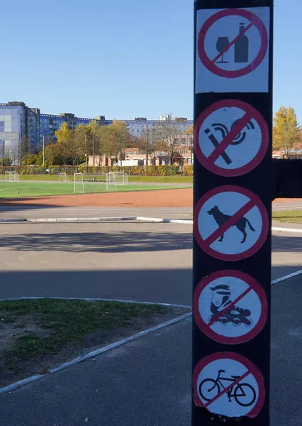 Vertikalt Foto Stolpe Bakgrunden Fotbollsplan Gatan Staden Med Vita Röda — Stockfoto