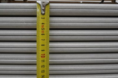 Sarı bir mezura fotoğrafı..