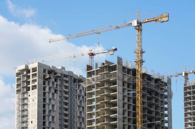 Çok katlı bina ve evlerin inşasının fotoğrafı..