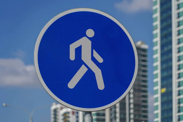 Foto Eines Runden Blauen Schildes Mit Einem Weißen Fußgänger Auf — Stockfoto