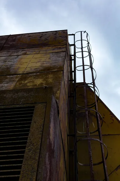 Закрыть Вертикальное Фото Заброшенного Ржавого Металлического Здания Поле Городом — стоковое фото
