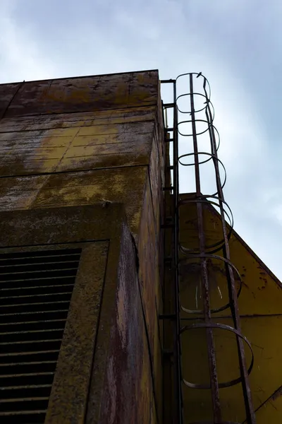 Close Verticale Foto Van Een Verlaten Roestig Metalen Gebouw Een — Stockfoto