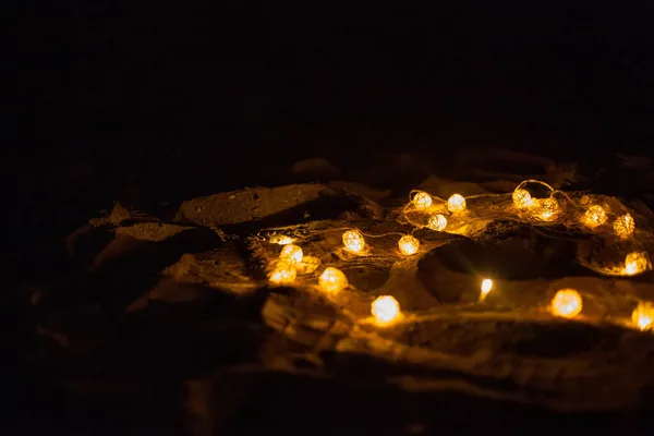 Foto Una Ghirlanda Gialla Incandescente Con Lampadine Rotonde Casa — Foto Stock