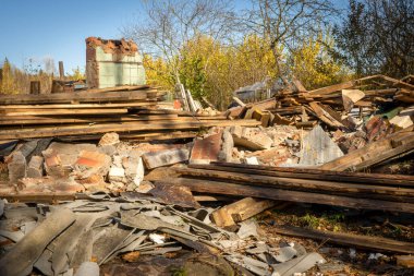 Çöplerin, çöplerin ve çöplerin arka planında duran eski bir kırmızı tuğla binanın harabe fotoğrafı..