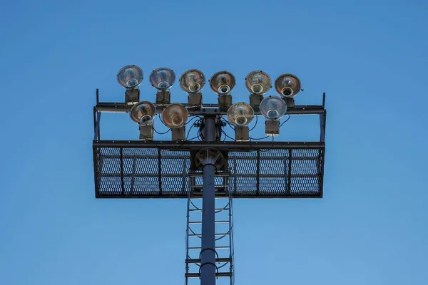 Foto Van Een Lichtmast Een Voetbalveld Tegen Een Blauwe Heldere — Stockfoto