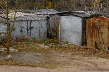 Eski, ünlü bir fabrikanın bölgesindeki terk edilmiş garajlar..