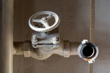 Terk edilmiş eski bir fabrikada yangın musluğu..