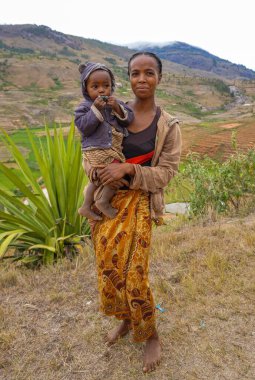 Madagaskar, Antananarivo - 13 Kasım 2014: Çocuğuyla gülümseyen güzel bir kadının fotoğrafı.