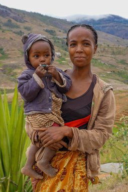 Madagaskar, Antananarivo - 13 Kasım 2014: Çocuğuyla gülümseyen güzel bir kadının fotoğrafı.