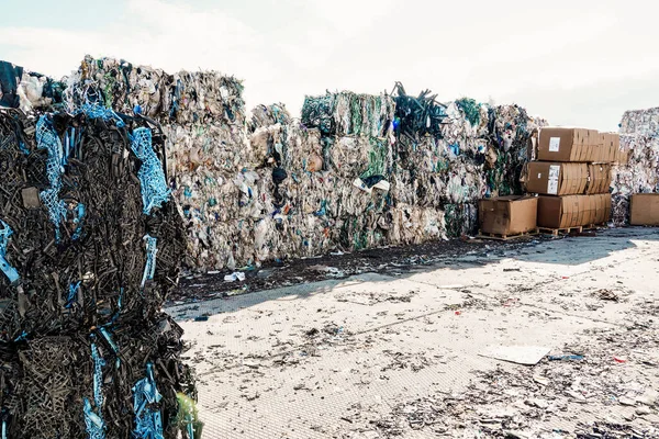 Büyük miktarda atık kağıt ve kutunun fotoğrafı..