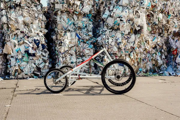 Çöplükte arka planda bir bisikletin fotoğrafı..