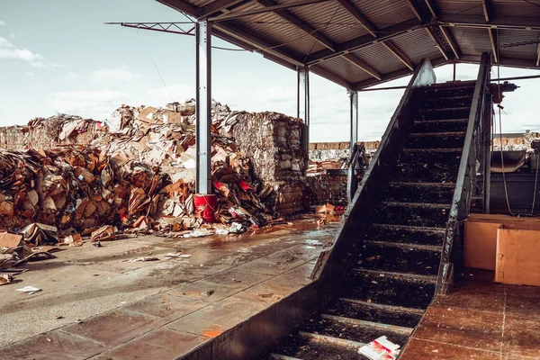 Foto Van Een Roltrap Een Vuilnisbelt — Stockfoto