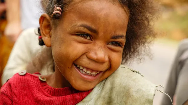 Mooi Klein Meisje Uit Afrika Glimlacht Oprecht Stockfoto