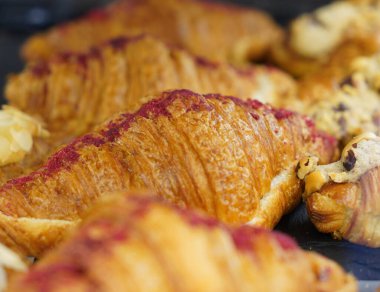 Güzel, lezzetli kruvasan diğer hamur işlerinin yanında..