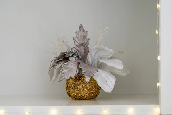 Vaso Decorativo Con Fiori Artificiali Sfondo Bianco — Foto Stock