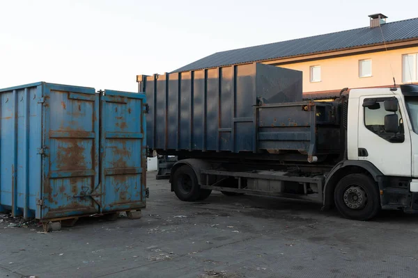 Lkw Mit Beladenem Container Neben Einem Leeren Logistikcontainer Hochwertiges Foto — Stockfoto