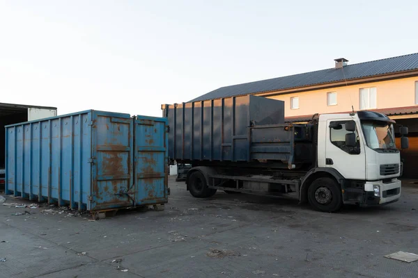 Lkw Mit Beladenem Container Neben Einem Leeren Logistikcontainer Hochwertiges Foto — Stockfoto