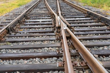 Kesişen iki demiryolunun fotoğrafı. Tren, raylar, uykucular..