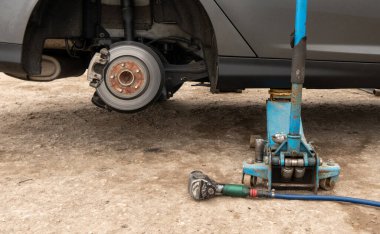 Bir benzin istasyonundaki fren diskinin yakın plan fotoğrafı. Tekerlek tamir ve lastik montajı. Yüksek kalite fotoğraf