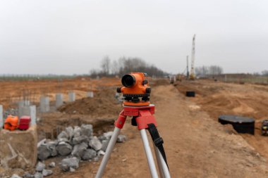 Çok katlı binaların şantiyesindeki bir katın fotoğrafı. İnşaat sahasında coğrafya dersi.