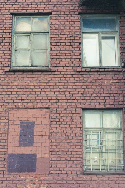 Pencereli Eski Bir Kırmızı Tuğla Binanın Dikey Fotoğrafı Mimarlık Kentsel — Stok fotoğraf