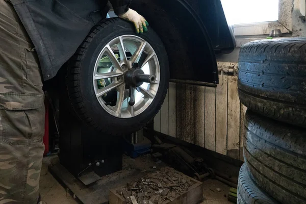 Araç jantlarını dengelemek ve onarmak için ekipman