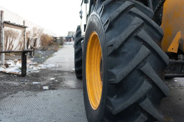 Bir üretim tesisinde büyük bir traktörün tekerleğinin yakın çekimi. Yüksek kalite fotoğraf