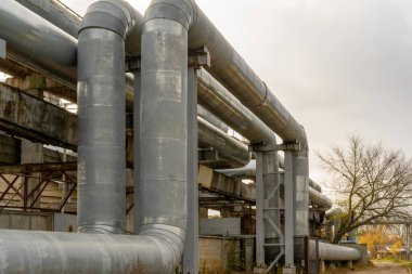 Gökyüzünün arka planındaki kentsel iletişim için yer üstü ısı boruları..