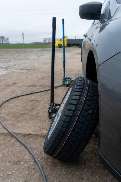 Foto Eines Rades Der Nähe Eines Autos Zur Reparatur Und — Stockfoto