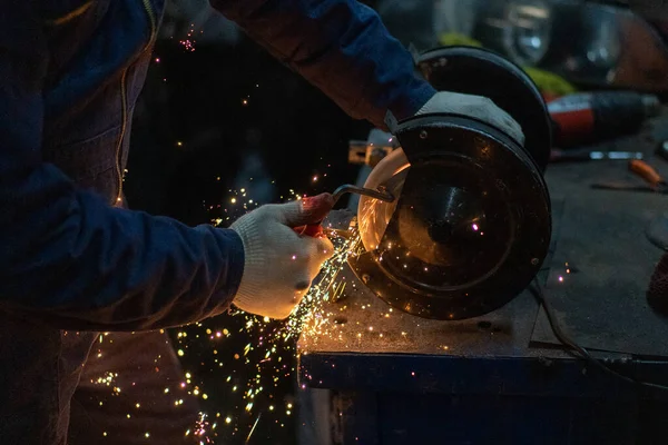 Homem Trabalha Com Uma Serra Circular Faíscas Voam Metal Quente — Fotografia de Stock